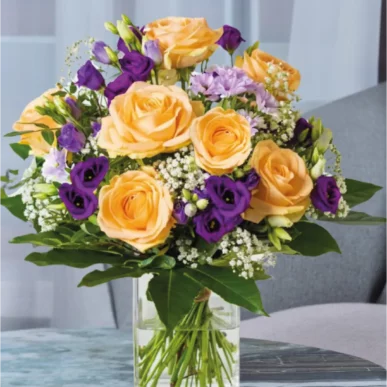 rundgebundener Strauß mit apricotfarbenen Rosen und Eustoma