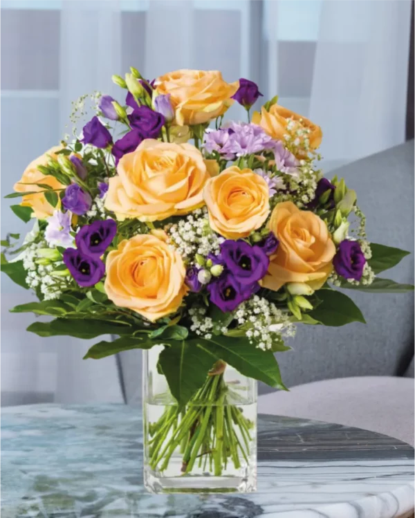 rundgebundener Strauß mit apricotfarbenen Rosen und Eustoma