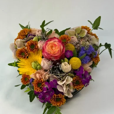 Blumenherz mit Rose in der Mitte
