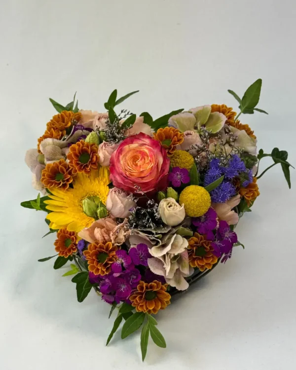 Blumenherz mit Rose in der Mitte