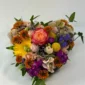 Blumenherz mit Rose in der Mitte