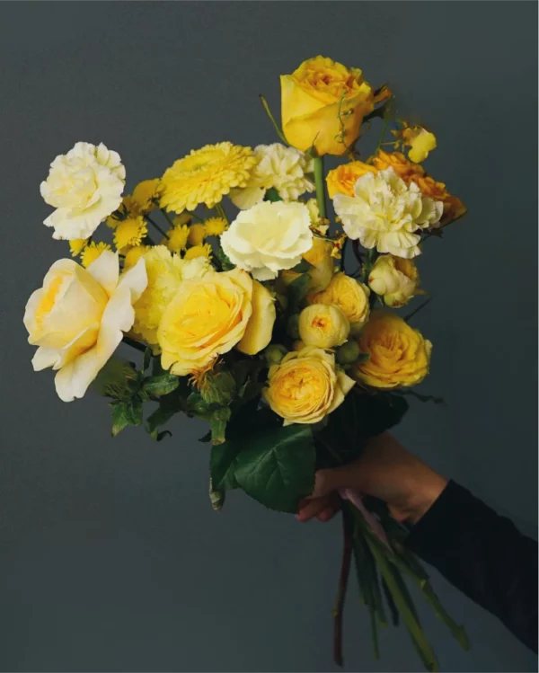 locker gebundener Blumenstrauss mit Blüten in Creme, Gelb modern gebunden