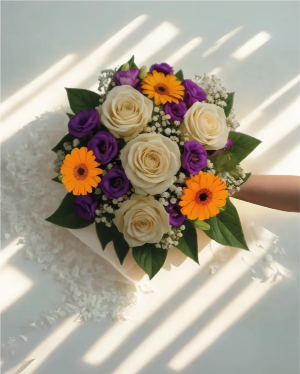 rundgebundener Strauss mit Rosen und Minigerbera Orange-Violett-Weiss