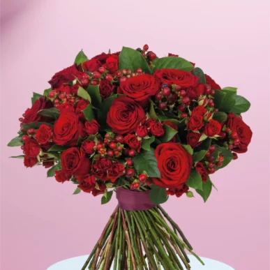 kompakt, kuppelfoermig gebundener Blumenstrauss mit roten Blueten