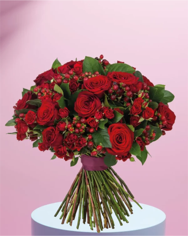 kompakt, kuppelfoermig gebundener Blumenstrauss mit roten Blueten