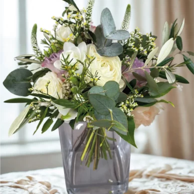 Eleganter Blumenstrauß in Weiss-Gruen-Violett