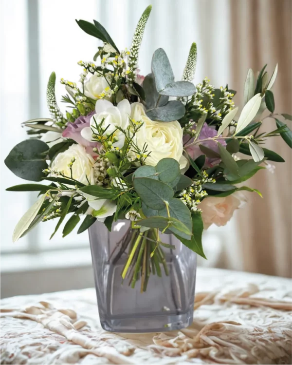 Eleganter Blumenstrauß in Weiss-Gruen-Violett