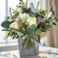 Eleganter Blumenstrauß in Weiss-Gruen-Violett