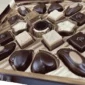 geöffnete Pralinenpackung mit sichtbarem Inhalt der Pralinen