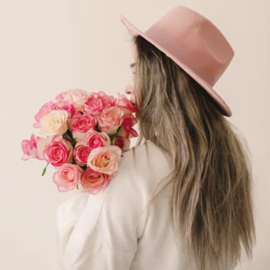 kompakter Strauß bunte Rosen