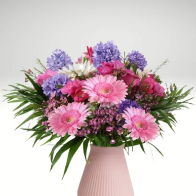 kurz rund gebundener Strauß in rosa Tönen mit Minigerbera