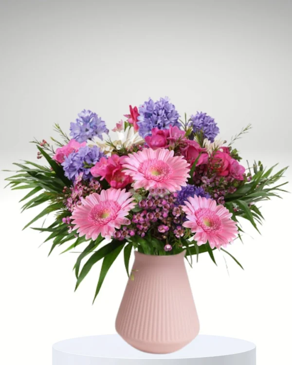 kurz rund gebundener Strauß in rosa Tönen mit Minigerbera