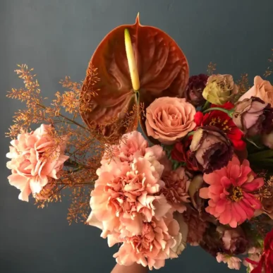 moderner Blumenstrauß loocker gebunden in Rot- Creme-Apricot