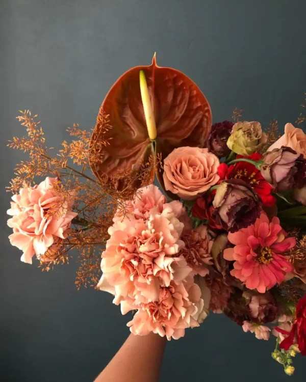 moderner Blumenstrauß loocker gebunden in Rot- Creme-Apricot