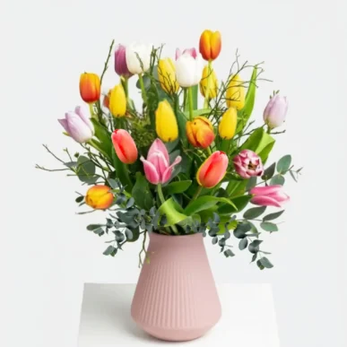 buner Tulpenstrau mit Heidelbeere gebunden