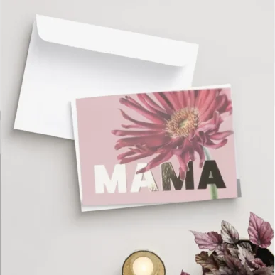 klappkarte mit bluetenmotiv und mama in grossbuchstaben