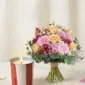muttertags geschenke special mit blumenstrauss und premiumduftkerze von the olphactory